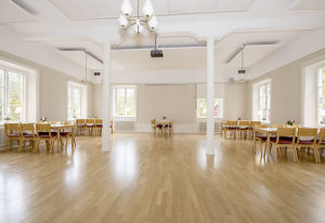 Höstadiussalen, stora salen i Tyresö Bygdegård. Uthyres för fest, bröllop och andra evenemang.