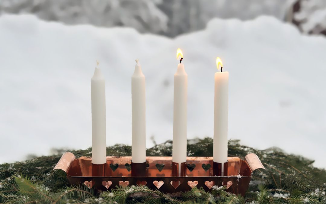 Bild med adventsljustake och två tända ljus. Tyresö Bygdegård önskar alla en fin och glad andra advent!
