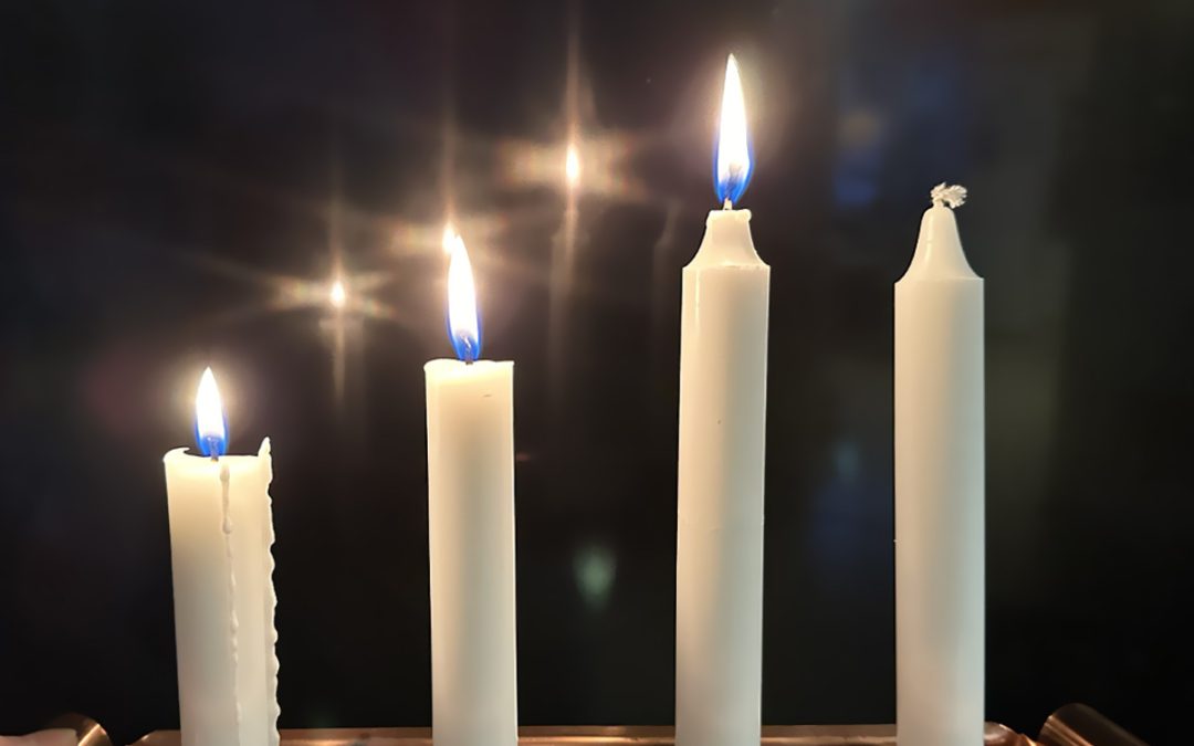 Bild på adventljustake med tre adventsljus tända